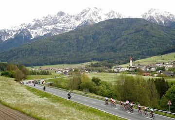 Esteban Chaves y Miguel Ángel López protagonistas de la etapa 17 en el Giro de Italia. El pedalista del Mitchelton - Scott  terminó segundo, mientras que el corredor del Astana subió un puesto en la general.