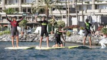 Las campeonas del mundo de windsurf Iballa Ruano (derecha) y su hermana, Daida (izquirda), han ofrecido unas clases de stand paddel a los ciclistas Alberto Contador (segundo por la izquierda) y Peter Sagan (segundo por la derechad), campeones del Giro y del Mundo en 2015. 