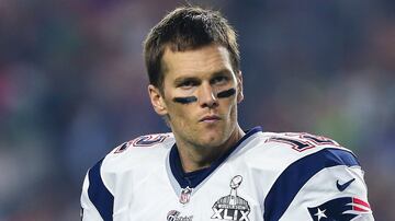 Tom Brady arrancó la temporada 2000 de la NFL en la banca, sólo jugó un partido. Sin embargo, un año más tarde se ganó la titularidad luego de que Drew Bledsoe sufriera una lesión. El joven mariscal terminó la temporada regular con marca de 11-3 y en los playoffs brilló hasta llevar a los Patriotas a ganar su primer Super Bowl, 20-17 a los Raiders de Oakland. La cereza del pastel llegó cuando Brady fue elegido el jugador más valioso de aquel partido.
