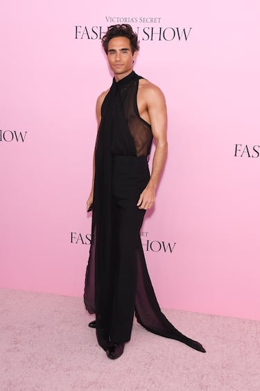 Chris Fisher posa en la alfombra del Victoria's Secret Fashion Show 2025.