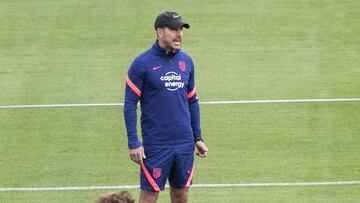 Simeone da instrucciones durante el entrenamiento del Atlético.