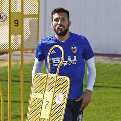 Los médicos frenan el ímpetu de Garay, que volverá tras el parón