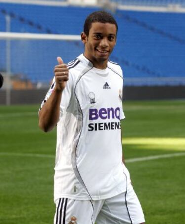 El 14 de noviembre de 2006, con apenas 18 años, se concretó con el Fluminense su fichaje por el Real Madrid. El presidente del club por aquellos años era Ramón Calderón y  lo llamó el 'sustituto de Roberto Carlos'.