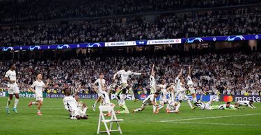 Los jugadores del conjunto blanco celebran la remontada y la clasificación para la final de la Champions League.