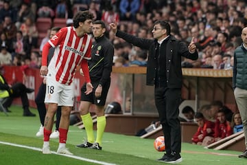 Asier Garitano da instrucciones a Gelabert.