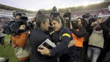 El segundo entrenador del F.C. Barcelona, Jaume Roura (d) saluda al t&eacute;cnico del Real Valladolid, el serbio Miroslav Djukic, antes del partido correspondiente a la decimos&eacute;ptima jornada de la liga en Primera Divisi&oacute;n disputado en el estadio Jos&eacute; Zorrilla de Valladolid. EFE/R. Garc&iacute;a