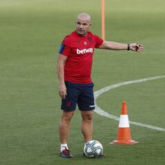 El Levante trata la renovación del técnico Paco López