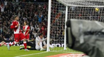 El jugador galés del Real Madrid Gateh Bale anota el primer gol ante el Rayo Vallecano durante el partido de la undécima jornada de Liga en Primera División.