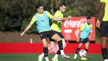 07-11-24. NACHO MÉNDEZ Y JONATHAN DUBASIN, EN EL ENTRENAMIENTO DEL SPORTING EN MAREO.
