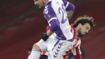 El centrocampista alem&aacute;n del Valladolid, Patrick Ebert (i), disputa un bal&oacute;n con el jugador del Athletic de Bilbao, Be&ntilde;at, durante el encuentro que disputan esta noche en el estadio de San Mam&eacute;s. 