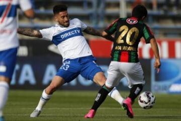 Fútbol, Universidad Católica v Palestino.
Décima fecha, campeonato de Apertura 2015.
El jugador de Universidad Católica, Marco Medel, izquierda, disputa el balón con Nicolas Maturana de Palestino durante el partido de primera división en el estadio San Ca