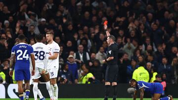Soccer Football - Premier League - Tottenham Hotspur v Chelsea - Tottenham Hotspur Stadium, London, Britain - November 6, 2023 Tottenham Hotspur's Destiny Udogie is shown a red card by referee Michael Oliver Action Images via Reuters/Matthew Childs NO USE WITH UNAUTHORIZED AUDIO, VIDEO, DATA, FIXTURE LISTS, CLUB/LEAGUE LOGOS OR 'LIVE' SERVICES. ONLINE IN-MATCH USE LIMITED TO 45 IMAGES, NO VIDEO EMULATION. NO USE IN BETTING, GAMES OR SINGLE CLUB/LEAGUE/PLAYER PUBLICATIONS.