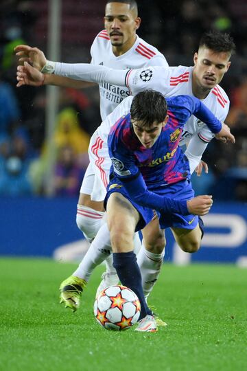 Gavi con Julian Weigl.