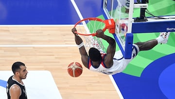 USA�s Anthony Edwards (R) dunks the ball during the FIBA Basketball World Cup group C match between USA and Jordan  at Mall of Asia Arena in Pasay, Metro Manila on August 30, 2023. (Photo by JAM STA ROSA / AFP)
