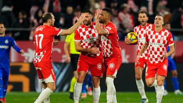 El centrocampista venezolano del Girona Yangel Herrera (c) celebra su gol durante el encuentro contra el Getafe