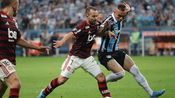 Soccer Football - Copa Libertadores - Semi Final - First Leg - Gremio v Flamengo - Arena do Gremio, Porto Alegre, Brazil - October 2, 2019.  Gremio&#039;s Everton in action with Flamengo&#039;s Everton. REUTERS/Sergio Moraes