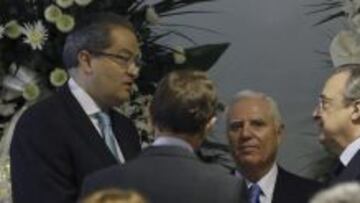 Fernando Carrillo, embajador de Colombia en España, habla con Florentino Pérez y Emilio Butragueño en la capilla ardiente de Di Stéfano.