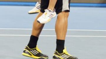 Anabel Medina se abraza a Verdasco.