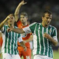 Van der Vaart se lesiona en su debut oficial y da la espantada