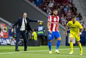 Emery da instrucciones en la banda frente a Carrasco.