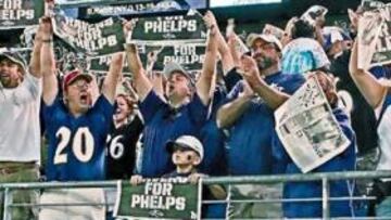 <b>LOCURA. </b>Los seguidores de Phelps se congregaron en el estadio de Baltimore para ver sus evoluciones por los video-marcadores.