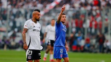Futbol, Colo Colo vs Universidad de Chile.
Fecha 22, Liga de Primera 2025.
El jugador de Universidad de Chile Charles Aranguiz, con Arturo Vidal de Colo Colo durante un partido de la Liga de Primera realizado en el estadio Monumental de Santiago, Chile.
31/08/2025
Javier Vergara/Photosport
Football, Colo Colo vs Universidad de Chile.
22nd turn, First division league.
Universidad de Chile player Charles Aranguiz, against Arturo Vidal of Colo Colo during a first division match at the Monumental stadium in Santiago, Chile.
31/08/2025
Javier Vergara/Photosport