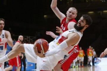 El ala-pívot español, Nikola Mirotic (d), y el polaco Damian Kulig (detrás) durante el partido de octavos de final del Europeo 2015 entre las selecciones de España y Polonia, celebrado en el estadio Pierre Mauroy de la localidad francesa de Lille.