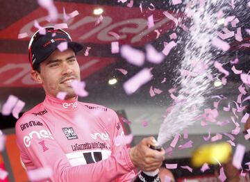 Dumoulin líder de la carrera en el podio de la etapa de los Dolomitas 