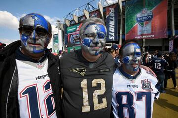 Fans pose outside the Azteca Stadium in Mexico City on November 19, 2017, before the Oakland Riders vs New England Patriots National Football League (NFL) match.
American football returns to Mexico City with a game between Super Bowl champs the New England Patriots and the Oakland Raiders. / AFP PHOTO / ALFREDO ESTRELLA