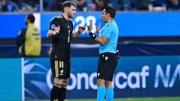 Santiago Gimenez of Mexico and Referee Hector Martinez during the Semifinal match between Canada and Mexican National Team (Mexico) as part Final Four of the Concacaf Nations League 2024-2025 at SoFi Stadium on March 20, 2025 in Inglewood, Los Angeles, California, United States.