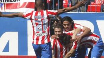 <b>AGRADECIMIENTO. </b>Perea llega a la celebración del 2-0, en la que Gabi y Falcao se abrazan a Juanfran.