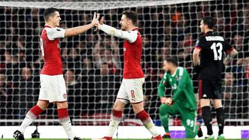 LON01. LONDRES (R.UNIDO), 15/03/2018.- Granit Xhaka (i) de Arsenal celebra con Aaron Ramsey (c) luego de anotar 2-1 ante Milán hoy, jueves 15 de marzo de 2018, durante un partido de la Liga Europa entre Arsenal FC y AC Milán en Londres (R.Un