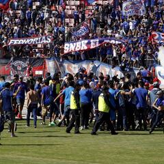 Banderazo de la U terminó pronto por invasión de hinchas