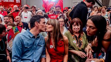 El presidente del Gobierno y candidato a la reelección por el PSOE, Pedro Sánchez, y su mujer, Begoña Gómez (c), durante el acto de cierre de campaña del PSOE, en el polideportivo La Alhóndiga, 21 de julio de 2023, en Getafe, Madrid (España). Este es el último acto de la campaña electoral del PSOE de cara a las elecciones generales del próximo domingo 23 de julio. El PSOE se ha decantado por echar el cierre a la campaña en Getafe, uno de sus feudos del sur de Madrid en los que logró mantener la alcaldía tras las elecciones municipales del 28 de mayo. Los líderes del PSOE, de Vox y de Sumar,  han coincidido en la elección de Madrid para el último acto de campaña.
21 JULIO 2023
Ricardo Rubio / Europa Press
21/07/2023