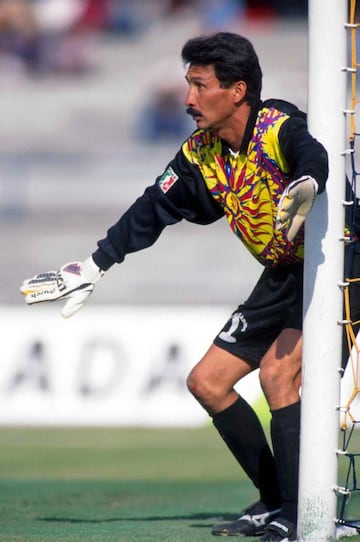 El arquero brilló con el Tri en México 86, militó en varios equipos del balompié azteca; sin embargo, tras su retiro de las canchas, la vida lo golpeó  duro, por lo que se hundió en las drogas, su consumo de cocaína lo dejó en la quiebra, aparte de desfigurarle  la nariz. 