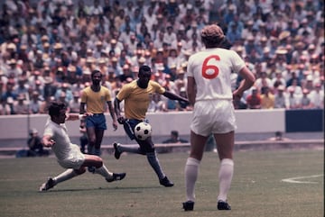 Pelé regateando a la defensiva de Inglaterra en el segundo duelo de los brasileños en el grupo 3.