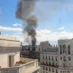 Susto en Madrid: un incendio en una azotea de Gran Vía obliga a actuar a Bomberos y Policía