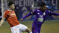 Alejandro Bejarano (R) of Bolivia&#039;s Real Potosi vies for the ball with Cesar Fuentes of U Catolica of Chile during their Copa Sudamericana football match, at the Victor Agustin Ugarte Stadium in Potosi, on August 9, 2016. / AFP PHOTO / AIZAR RALDES