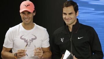 Rafael Nadal y Roger Federer posan con los premios de la Asociaión Internacional de Periodistas de tenis tras ser nombrados 'Embajadores del Año' en 2018 antes del Open de Australia.