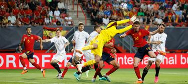 Mikel Merino, Nicolo Zaniolo y Giovanni Di Lorenzo observan atentamente la disputa por el balón entre Gianluigi Donnarumma y Aymeric Laporte.