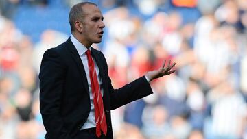 Sunderland manager Paolo Di Canio reacts towards the Sunderland fans after the English Premier League football match between West Bromwich Albion and Sunderland at The Hawthorns in West Bromwich, central England, on September 21, 2013.  West Bromwich Albi