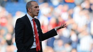 Sunderland manager Paolo Di Canio reacts towards the Sunderland fans after the English Premier League football match between West Bromwich Albion and Sunderland at The Hawthorns in West Bromwich, central England, on September 21, 2013.  West Bromwich Albi