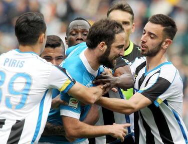 Juventus sight scudetto record as Roma rout Lazio