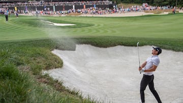 Bolton (United States), 04/09/2022.- Joaquin Niemann of Chile hits from the sand trap during a replay of the 18th, as a playoff hole, in the final round of the 2022 LIV Golf Invitational Boston, part of the new LIV Golf Invitational Series, at The Oaks Golf Course at the International in Bolton, Massachusetts, USA, 04 September 2022. (Estados Unidos) EFE/EPA/AMANDA SABGA
