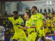 Jugadores de Bucaramanga en un partido de Liga BetPlay.