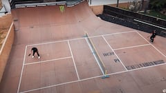 El macropatio de Andy Buckworth: rampas de BMX con pista de pickleball