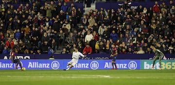 Boateng scores his side's first goal. 1-1.