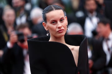 Milena Smit asiste a la alfombra roja de "Highest 2 Lowest" en la 78.ª edición del Festival de Cine de Cannes.