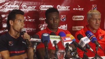 El defensa Héctor Urrego y el volante Diego arias durante la presentación oficial como nuevos jugadores del Medellín.