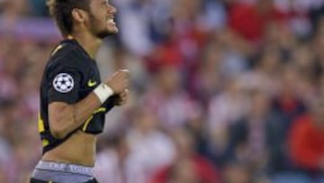 Neymar levanta la camiseta y enseña la marca del calzoncillo que es su patrocinador desde 2010, ante el Atlético de Madrid en Champions.